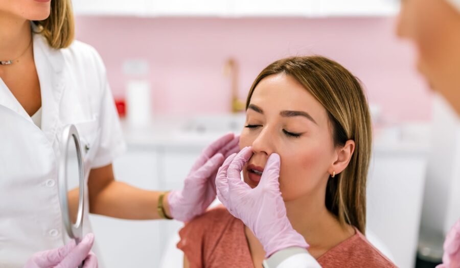 rinoplastia-estetica-©123RF-e1779729363456-900x525 Guía completa sobre cirugía estética facial: resultados, seguridad y expectativas de inversión