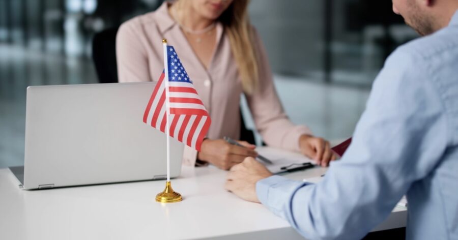 Abogados-EEUU-Visa-U-©archivopub-900x472 ¿Qué hace un abogado de Visa U? Comprendiendo su papel en casos complejos de inmigración
