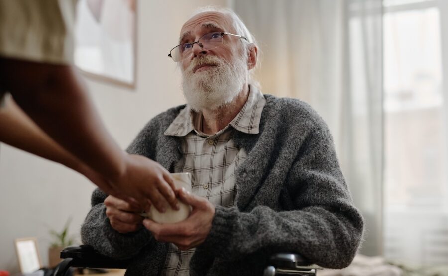 Cuidados-medicos-personas-mayores-©123RF-e1782833596169-900x554 Los cuidados médicos que ya no necesitamos