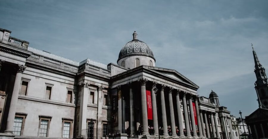 Fachada-de-la-National-Gallery-de-Londres-©Rodrigo-SantosPexels-e1782338073736-900x467 El nuevo permiso ETA: lo que cambia para viajar al Reino Unido en 2026