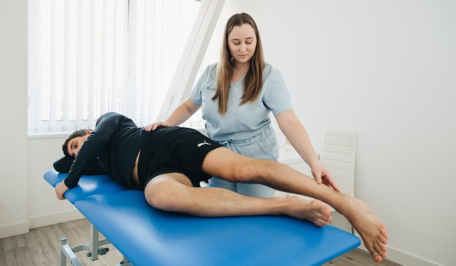 Fisioterapia-manual-clinicarias-©pexels-photo-20860610-e1782815170876-900x525 La fisioterapia manual gana terreno frente a otras opciones