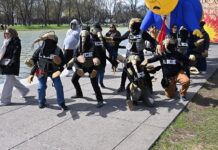 Trump y la oposición que se prepara antes de votar Manifestantes disfrazados de agentes de la ICE y una gran figura inflable de Trump junto al estanque reflectante durante una marcha desde el Cementerio Nacional de Arlington hasta Constitution Gardens como parte de la protesta "No Kings" del 28 de marzo de 2026.