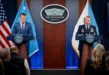 La crisis con Irán reabre el debate sobre los límites del poder de Trump El secretario de Guerra, Pete Hegseth, y el jefe del Estado Mayor Conjunto, Dan Caine, durante una rueda de prensa sobre la operación estadounidense contra Irán. ©Chief Mass Communication Specialist James Mullen / DOW / DVIDS.