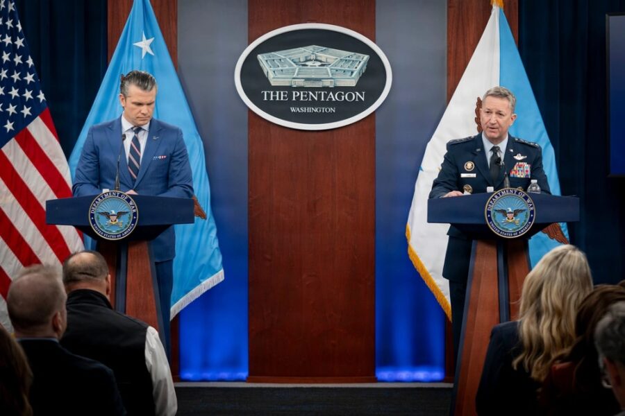 Pete-Hegseth-y-Dan-Caine-sobre-Iran-©Chief-Mass-Communication-Specialist-James-Mullen-DOW-DVIDS-900x600 La crisis con Irán reabre el debate sobre los límites del poder de Trump