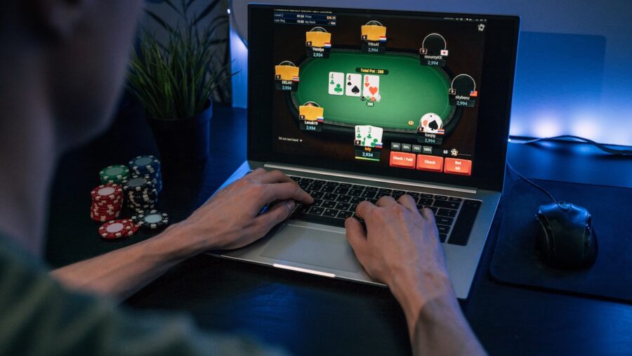 Poker-online-©123RF-e1781257610750-900x507 ¿Por qué el póker online sigue siendo tan popular en México?