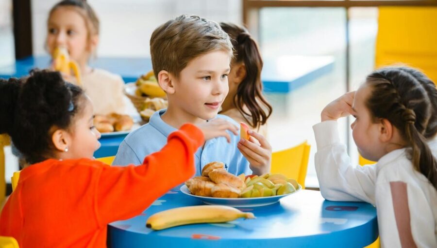 comedor-escolar-©pexels-anastasia-shuraeva-e1782254670694-900x512 Alimentación infantil en verano: el papel de las becas comedor para las familias vulnerables