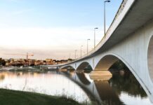 Puentes de poetas perdidos en la geografía
