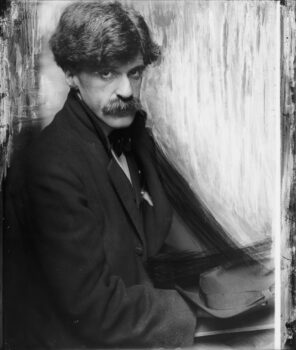Alfred-Stieglitz-por-Gertrude-Kasebier-en-1902.-Biblioteca-del-Congreso-EEU-296x350 Alfred Stieglitz, cuando la fotografía es arte