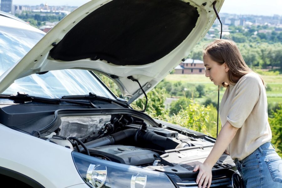 Averia-motor-©123RF-900x600 ¿Cómo evitar que tu coche sufra por recalentamiento este verano?