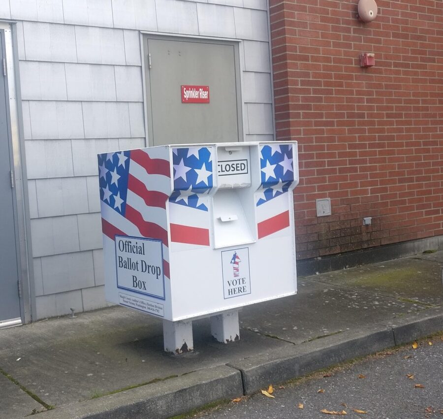 Ballot-Drop-Box-Cliffordsnow-©CC-BY-SA-4.0-Wikimedia-Commons-900x851 La pelea por las reglas electorales marca el pulso a Trump