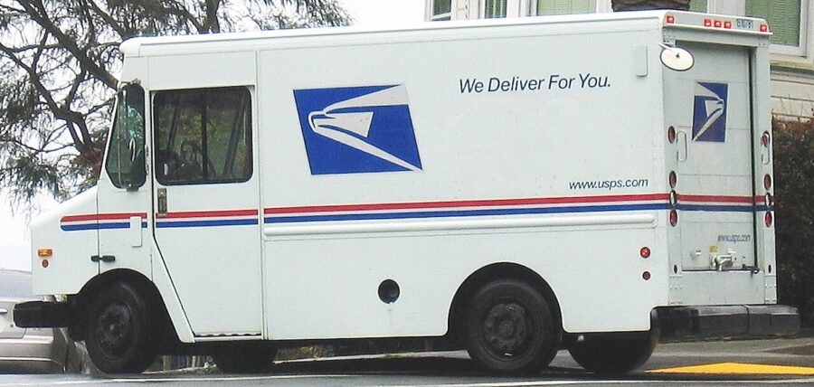EEUU-camioneta-servicio-postal-©Alexander-Marks-CC0-Wikimedia-Commons-900x428 El Servicio Postal, nuevo frente electoral de Trump