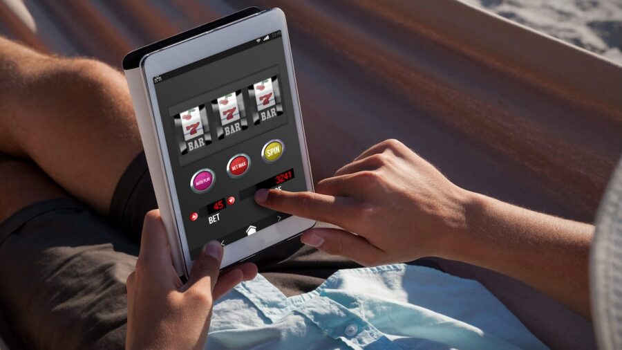 Juegos-online-777-tableta-©123RF-e1785221589465-900x506 Cómo la transparencia en los pagos influye en la confianza que se deposita en las plataformas de casinos en línea