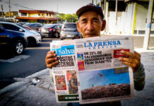 La prensa digital se impone en América Central Julio Antonio Ramírez vende periódicos en una esquina de la avenida Bernal, en el norte de San Salvador. ©Edgardo Ayala / IPS