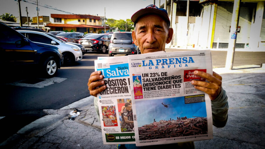 Julio-Antonio-Ramirez-vende-periodicos-San-Salvador-©Edgardo-Ayala-IPS-900x506 La prensa digital se impone en América Central