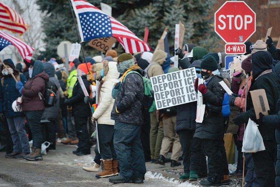 Manifestaciones-civicas-contra-las-deportaciones-del-ICE-©Fibonacci-Blue-CC-BY-4.0-via-Wikimedia-Commons-900x601 Trump, ICE y los límites de la obediencia