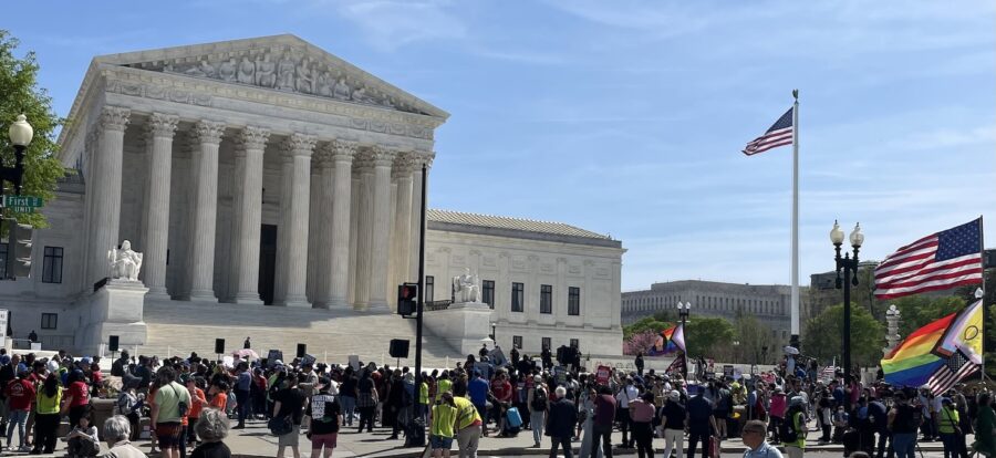 Manifestantes-ante-el-Tribunal-Supremo-EEUU-©Melina-Kolburn-CC-BY-SA-4.0-900x414 El Supremo marca los límites de Trump, pero también fortalece parte de su agenda