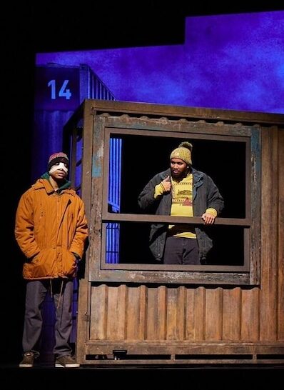 Passeport-escena-e1783668343549 «Pasaporte», el nuevo teatro popular de Alexis Michalik