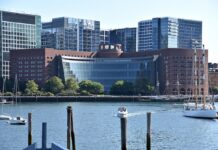 El voto por correo vuelve al centro del pulso democrático en Estados Unidos El John Joseph Moakley United States Courthouse de Boston, sede del Primer Circuito, que mantuvo bloqueada la orden electoral de Trump sobre voto por correo.