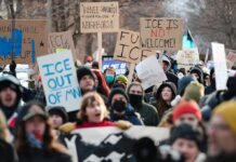 ICE, Irán y el voto abren nuevos frentes de control a Trump Protesta contra ICE en Minneapolis el 10 de enero 2026 ©Fibonacci Blue, CC BY 4.0, Wikimedia Commons