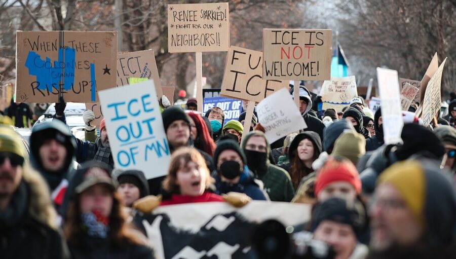 Protesta-contra-ICE-en-Minneapolis-©Fibonacci-Blue-CC-BY-4.0-Wikimedia-Commons-e1784795636734-900x511 ICE, Irán y el voto abren nuevos frentes de control a Trump
