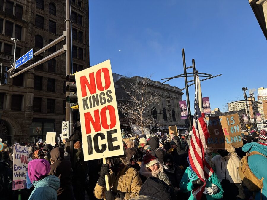 Protestas-No-Kings-en-Minneapolis-©Nvss132-CC-BY-4.0-Wikimedia-Commons-900x675 La oposición a Trump se mide ahora en ICE, prensa y tribunales