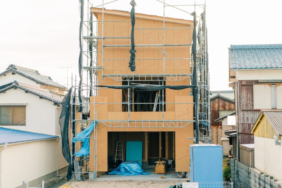 Rehabilitacion-viviendas-©123RF-900x600 Innovación en los materiales de construcción: la clave para edificios más eficientes