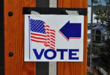 Trump vuelve a poner las urnas bajo sospecha Señalización de un lugar de voto en California 2008 ©Tom Arthur from Orange, CA, United States. Creative Commons Attribution-Share Alike 2.0 Generic license.