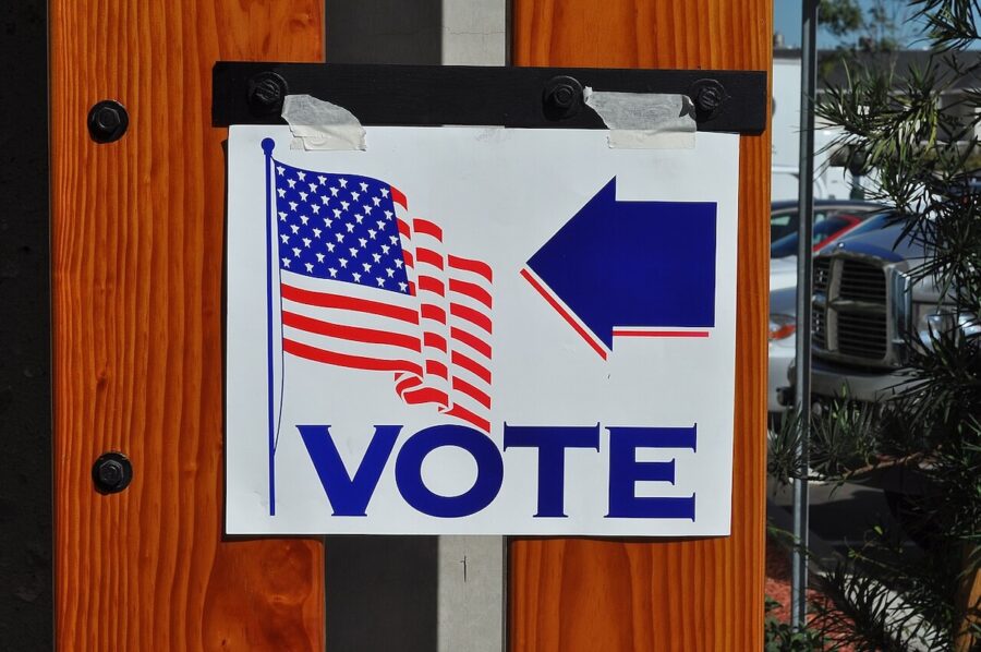 Senalizacion-de-un-lugar-de-voto-en-California-2008-©Tom-Arthur-from-Orange-CA-United-States.-Creative-Commons-Attribution-Share-Alike-2.0-Generic-license-900x598 Trump vuelve a poner las urnas bajo sospecha