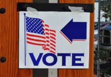EEUU: Las excepciones sobre ICE mantienen la incertidumbre en las urnas Señalización de un lugar de voto en California 2008 ©Tom Arthur from Orange, CA, United States. Creative Commons Attribution-Share Alike 2.0 Generic license.