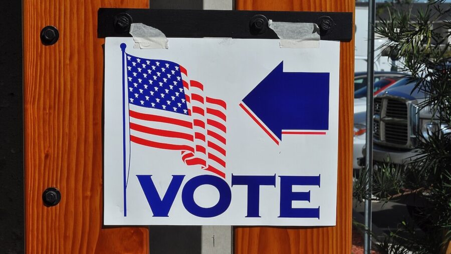 Senalizacion-de-un-lugar-de-voto-en-California-2008-©Tom-Arthur-from-Orange-CA-United-States.-Creative-Commons-Attribution-Share-Alike-2.0-Generic-license-e1790924812331-900x507 EEUU: Las excepciones sobre ICE mantienen la incertidumbre en las urnas