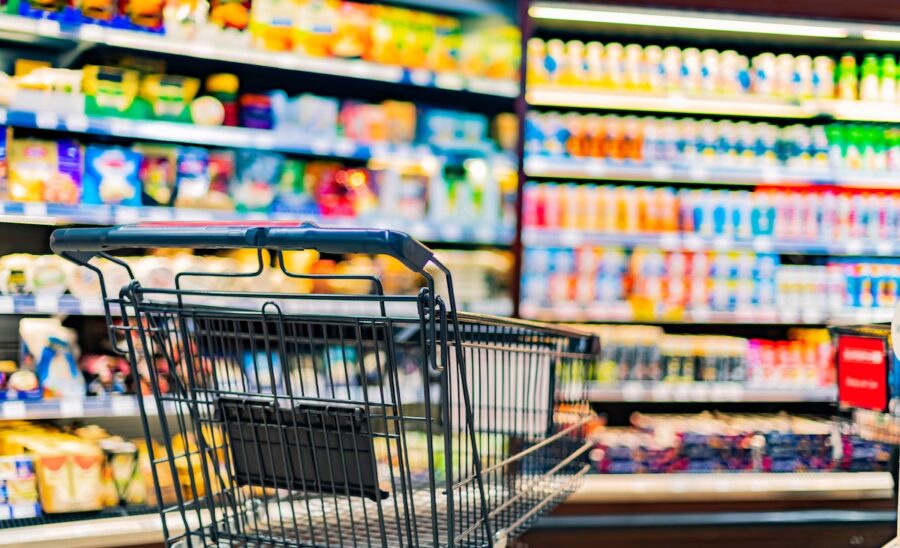 Supermercado-carro-compra-©123RF-900x548 Cómo las ofertas semanales te ayudan a crear una mejor lista de compras económica