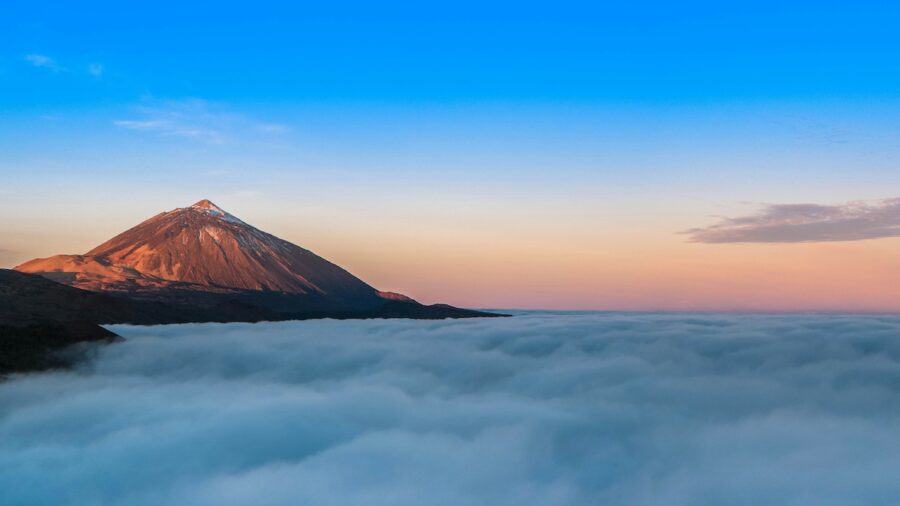 Tenerife-Teide-nubes-©archivopub-e1783354607431-900x506 Por qué Tenerife atrae a residentes, inversores y familias que buscan vivienda