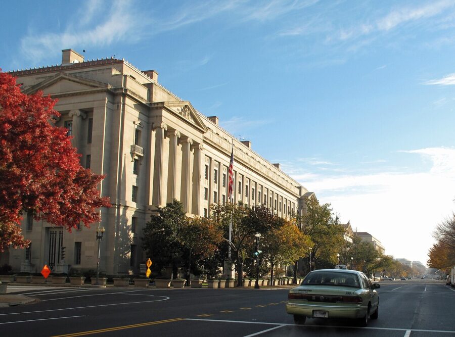 US-Departmento-Justicia-©Voice-of-America-Wikimedia-Commons-900x667 El cerco institucional a Trump se desplaza hacia Justicia