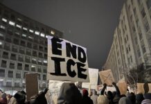 Houston devuelve la inmigración al centro de la oposición a Trump Protesta contra ICE en Washington, en enero de 2026. La imagen encaja con el eje de rendición de cuentas migratoria y no repite las imágenes recientes de Fulton County, USPS, Capitolio o No Kings.
