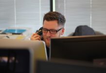 Los chatbots dejan atrás su mala fama: la diferencia está en de dónde salen las respuestas