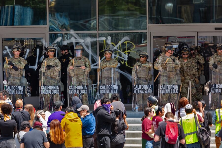California-protestas-ICE-junio-2025-©wikimedia-commons-900x600 Observatorio Trump: una jueza multa al Departamento de Seguridad Nacional por ocultar pruebas en Los Ángeles