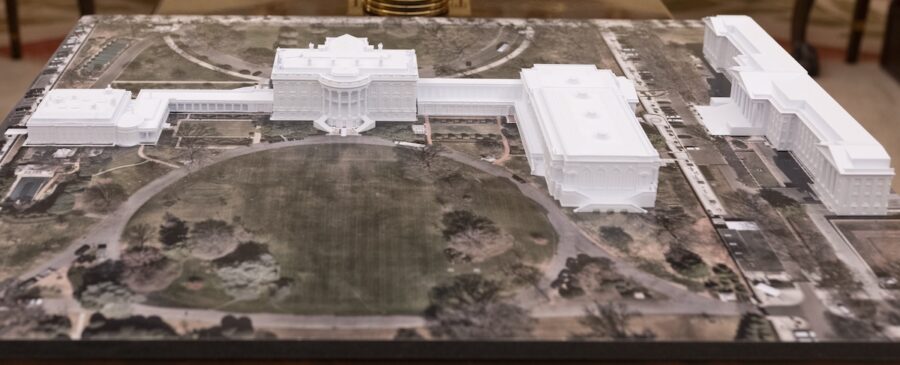 Casa-Blanca-maqueta-con-salon-de-baile-©whitehousegob-900x365 La justicia vuelve a frenar el salón de baile de Trump en la Casa Blanca