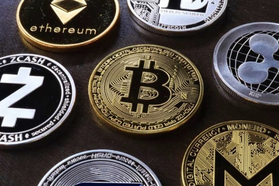 Criptomonedas-en-monedas-©archivopub-900x601 Vender criptomonedas y pasar el dinero al banco: la documentación que te van a pedir en 2026