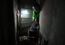 Expertos de la ONU denuncian el coste humano de las sanciones a Cuba Pie de foto: Una mujer en La Habana utiliza un fogón a carbón durante uno de los recurrentes cortes del servicio eléctrico ©Jorge Luis Baños / IPS