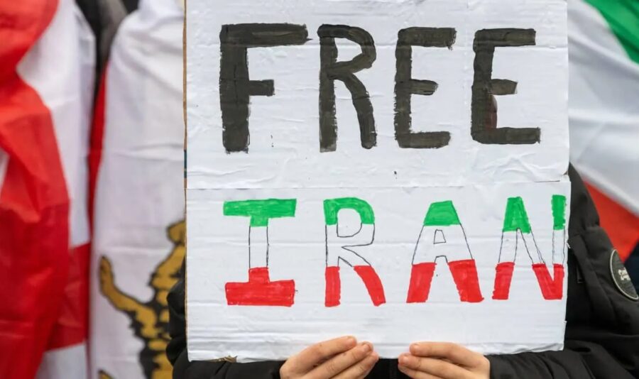 Iran-protestas-libertad-prensa-©shutterstock-editorial-e1787240520444-900x534 La FIP exige retirar el proyecto iraní que criminaliza contactos con medios extranjeros