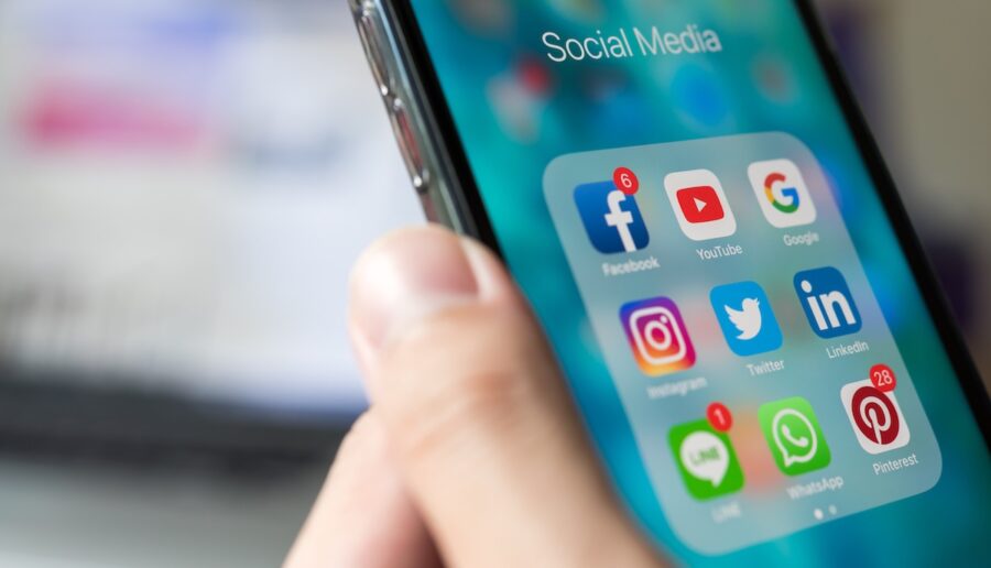 Redes-sociales-en-moviles-©123RF-900x516 ¿Estamos más informados o más saturados? El móvil se queda con varias horas de nuestra atención cada día
