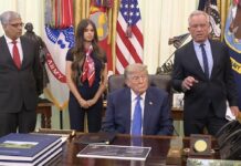 Un senador republicano, médico de profesión, desautoriza a Trump en materia de vacunas Robert F. Kennedy Jr con Donald Trump en el despacho Oval de la Casa Blanca en la firma de la orden ejecutiva sobre vacunas. 10AGO2026