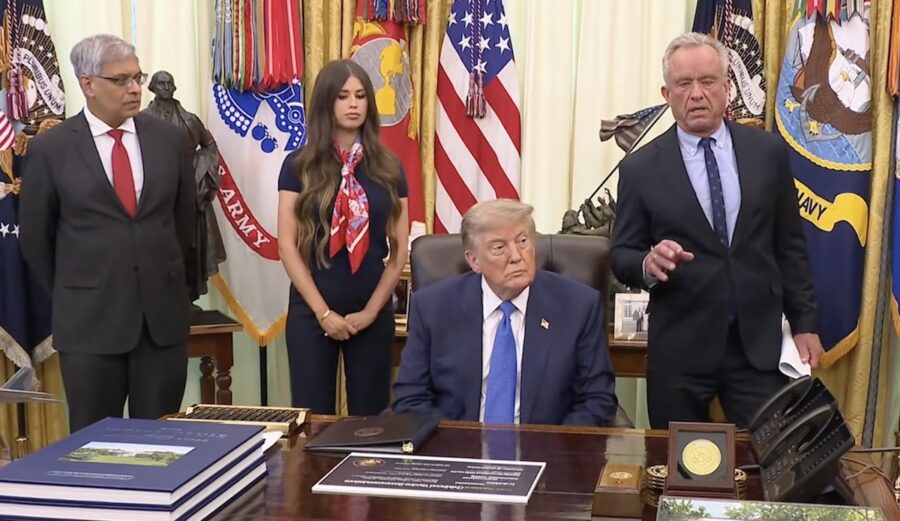 Robert-F.-Kennedy-Jr-con-Donald-Trump-10AGO2026-900x521 Un senador republicano, médico de profesión, desautoriza a Trump en materia de vacunas