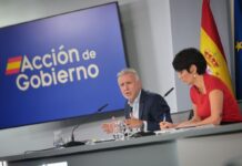 Ceuta mantiene a cientos de posibles menores fuera del sistema infantil El ministro Ángel Víctor Torres, y la portavoz del Gobierno, Elma Saiz, durante la rueda de prensa. | Pool Moncloa/Sandra Armada. La Moncloa, Madrid - 22.9.2026