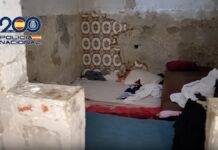 Ceuta fija una meta para las playas mientras afloran alojamientos clandestinos Fotograma video policial sobre menores rescatados en Ceuta, con la imagen de uno de los camastros donde mantenían a los menores ©AqM-ChatGPT
