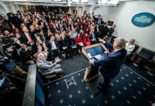 EEUU: La prensa logra un primer límite judicial al veto de Trump Donald Trump se dirige a los medios de comunicación en la Sala de Prensa James S. Brady, el 20 de enero 2026. ©Casa Blanca | Daniel Torok