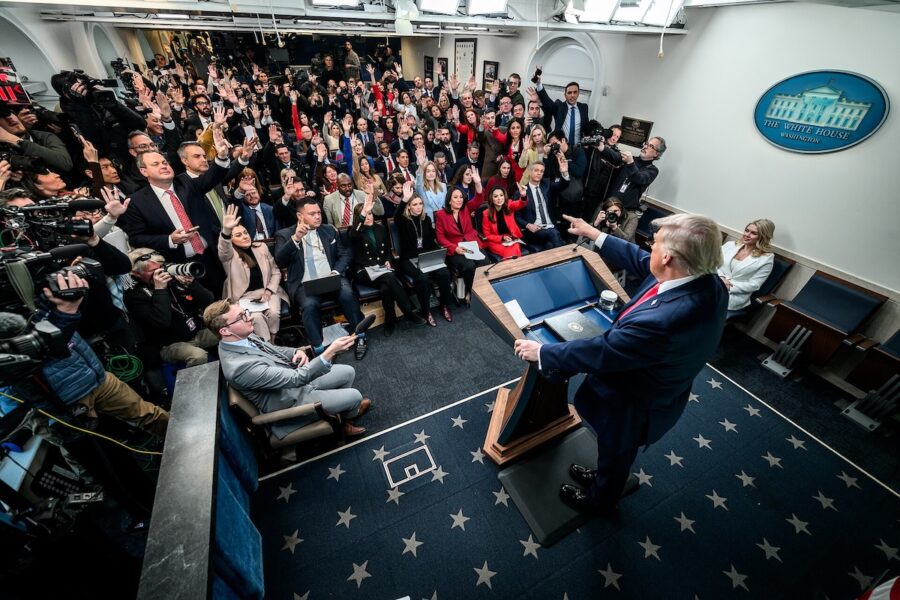Donald-Trump-ante-los-medios-20ENE2026-©Official-White-House-Photo-by-Daniel-Torok-900x600 EEUU: La prensa logra un primer límite judicial al veto de Trump