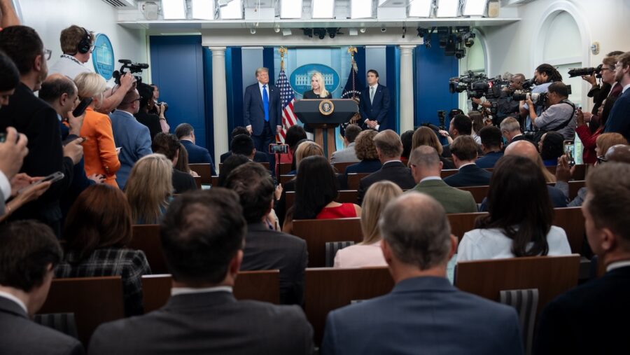 EEUU-Casa-Blanca-Sala-de-Prensa-©wikipedia-e1789813085254-900x507 El veto anunciado por Trump a tres medios pone a prueba la Primera Enmienda