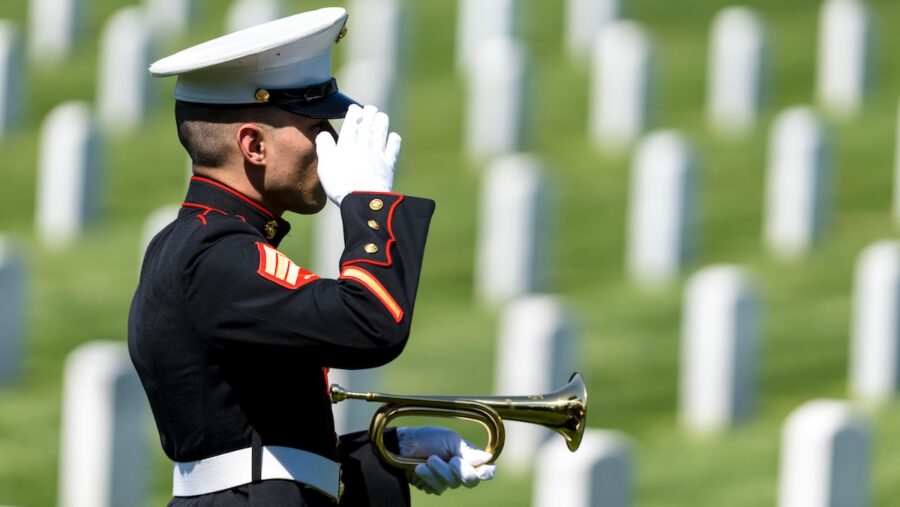 EEUU-Washington-Cementerio-Arlington-©123RF-e1789976126903-900x507 EEUU: El arco militar de Trump entra en campaña con una opinión pública adversa