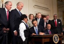 EEUU: La retirada de 760.000 coberturas sanitarias pone a prueba el control antifraude de Trump Barack Obama firma la Ley de Protección al Paciente y Cuidado de Salud Asequible en la Casa Blanca el 23MAR2010